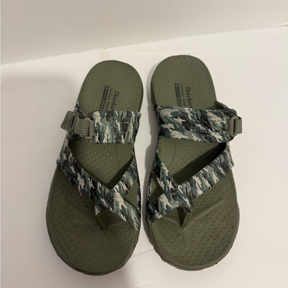 Skechers Foamies Women’s Toe Loop Flat Adjustable Strap Sandal Size 8 Olive Camo